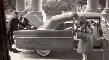Eingang Hotel Europe mit Ford Fairlaine 1955
